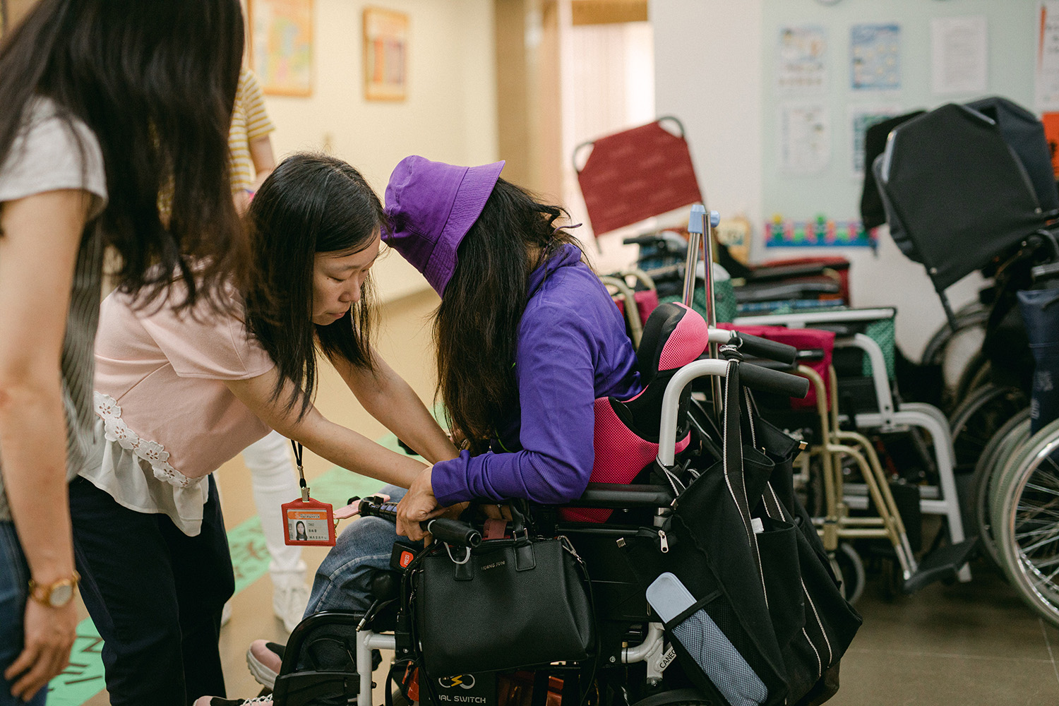 葉毅馨分享在服務過程中，看見重度失能者在職能治療師的協助下使用輔具，不僅獲得嶄新的人生，也找回尊嚴。