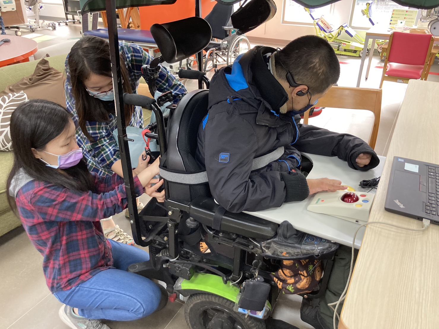 伊甸輔具資源中心主任葉毅馨親為服務對象調整輔具,並指導家屬正確使用方式。