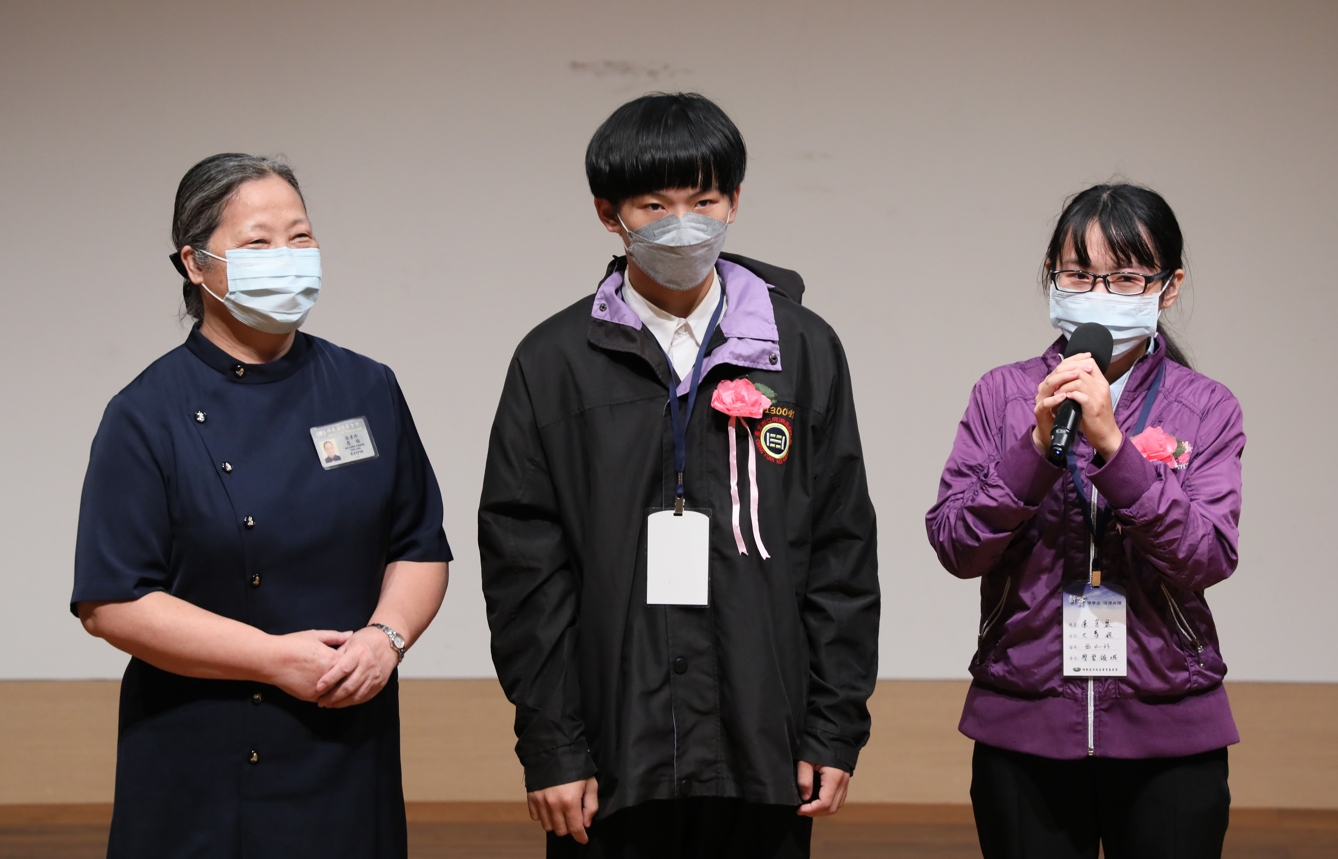 就讀淡江大學的陳芳盈(右一)是今年新芽獎學金得主暨新芽綻放故事主角。
