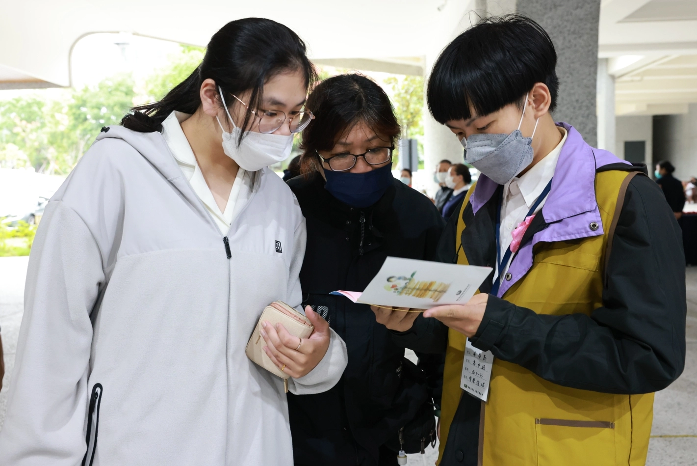 陳芳盈的弟弟陳學勤(右一)也在新芽活動中承擔志工服務人群。