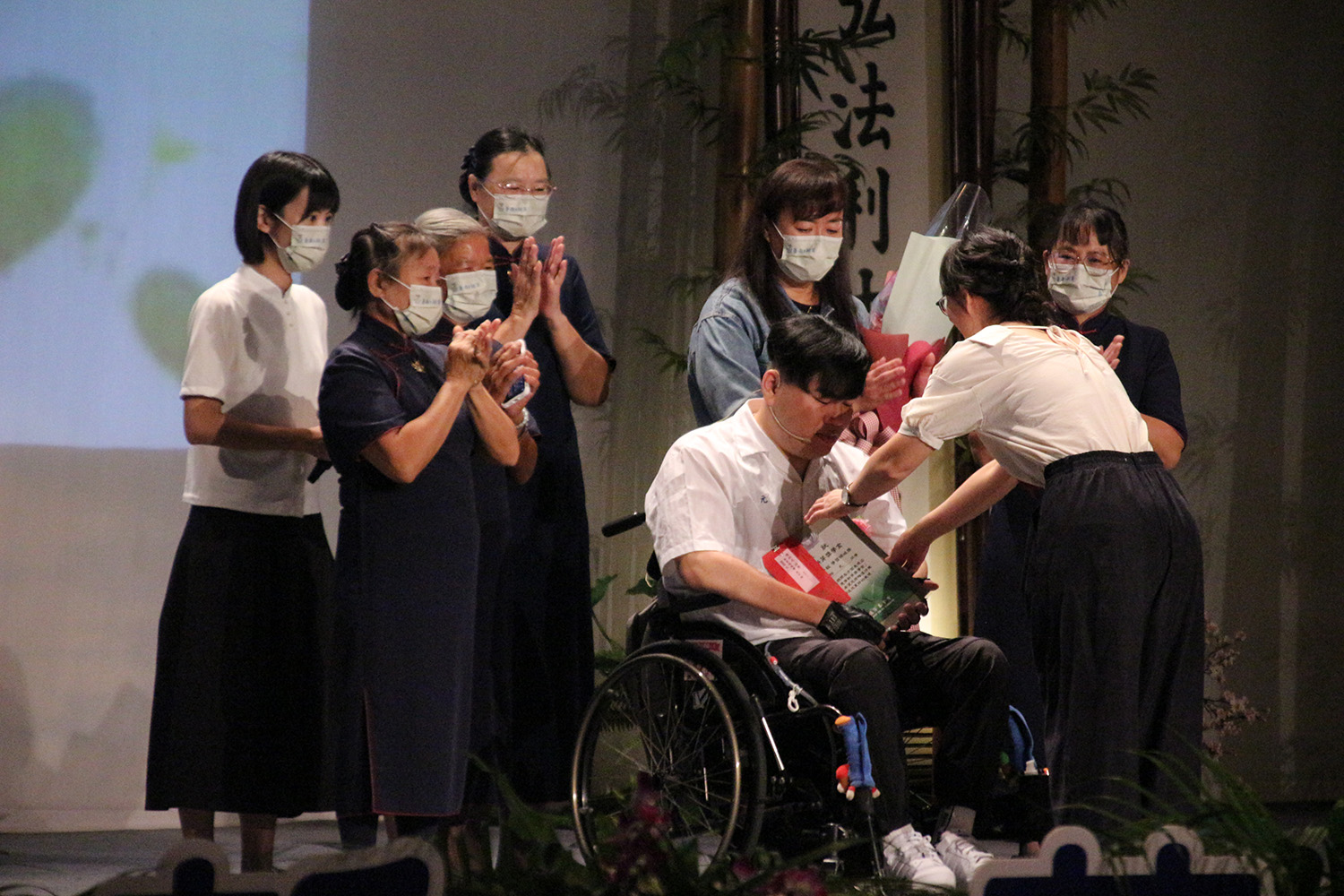 台南慈濟10月29日頒發新芽獎學金，陳柏元由學校老師陳蕙如(右)頒獎。(圖為慈濟基金會提供)