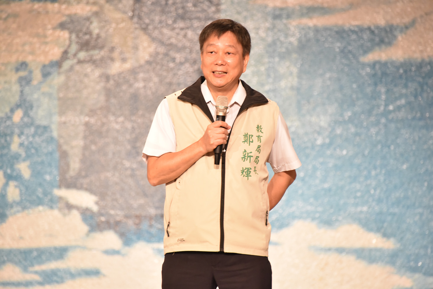 台南慈濟10月29日上午舉辦慈濟新芽獎學金頒獎典禮，台南市教育局長鄭新輝出席頒獎。(圖為慈濟基金會提供)