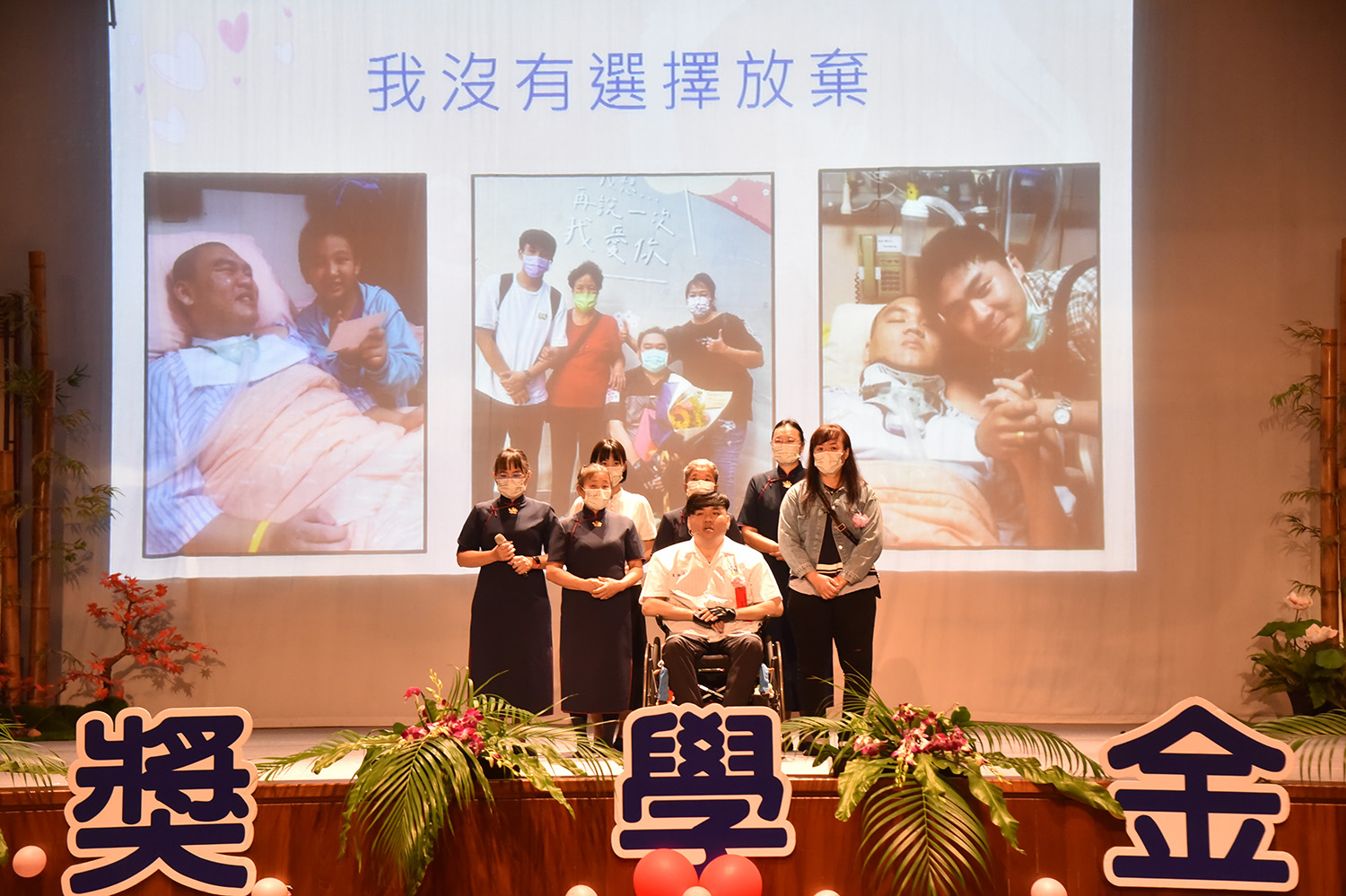 台南慈濟10月29日頒發新芽獎學金，陳柏元上台分享。(圖為慈濟基金會提供)