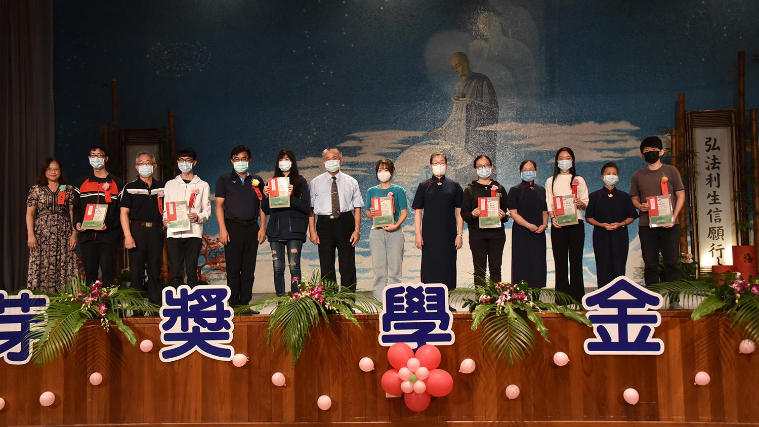 台南慈濟10月29日頒發新芽獎學金，「學習領域獎」獲獎者阿翰(右一)分享自己未來方向。(圖為慈濟基金會提供)