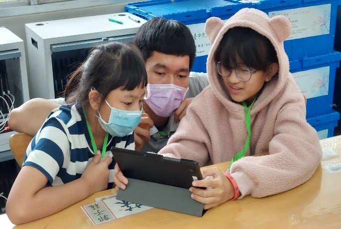 電腦學習搭配大學生陪伴,小朋友學習意願更高!
