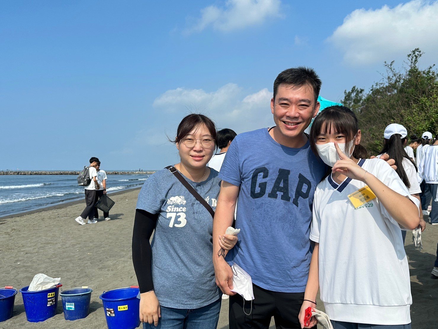親子共同參與淨灘活動。