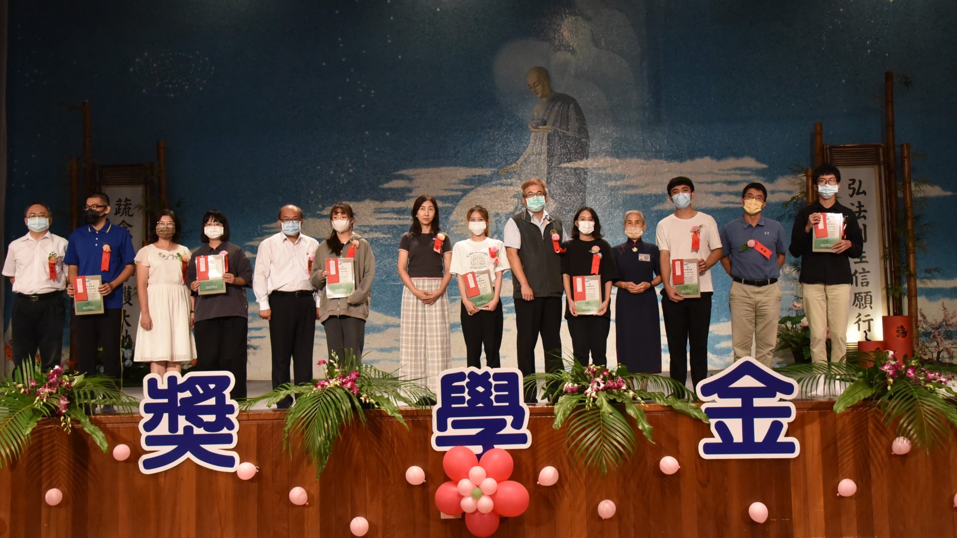 阿辰(右一)獲得慈濟新芽獎學金，10月29日到臺南靜思堂受獎。