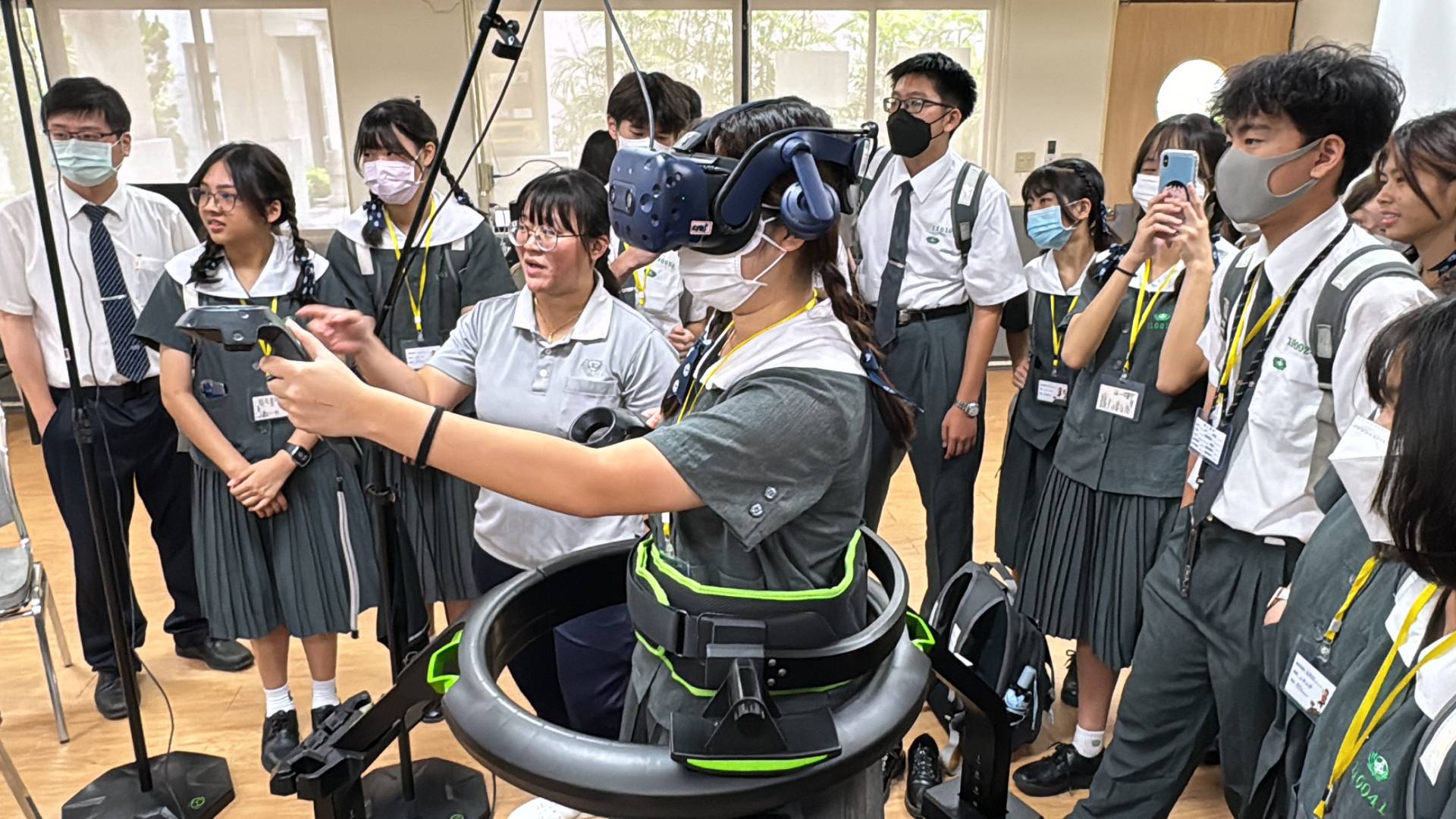 身歷其境的VR遊戲機讓同學對科技產業嘆為觀止