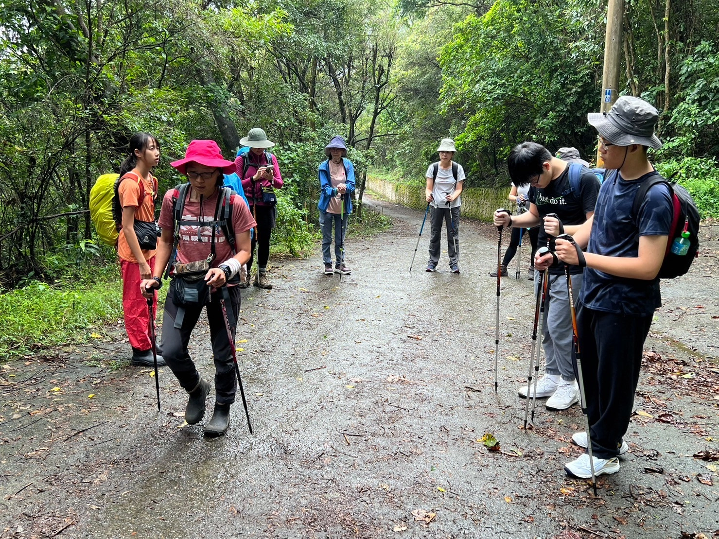 登山杖上下坡實作教學。