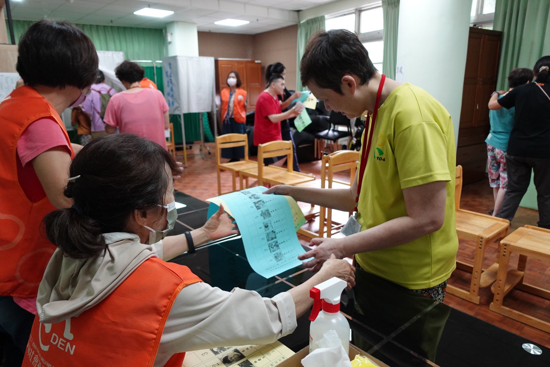 伊甸宜蘭教養院今(30)日舉辦模擬選舉，住民一早帶著身分證、印章、投票通知單前往投票所，實踐公民投票權。