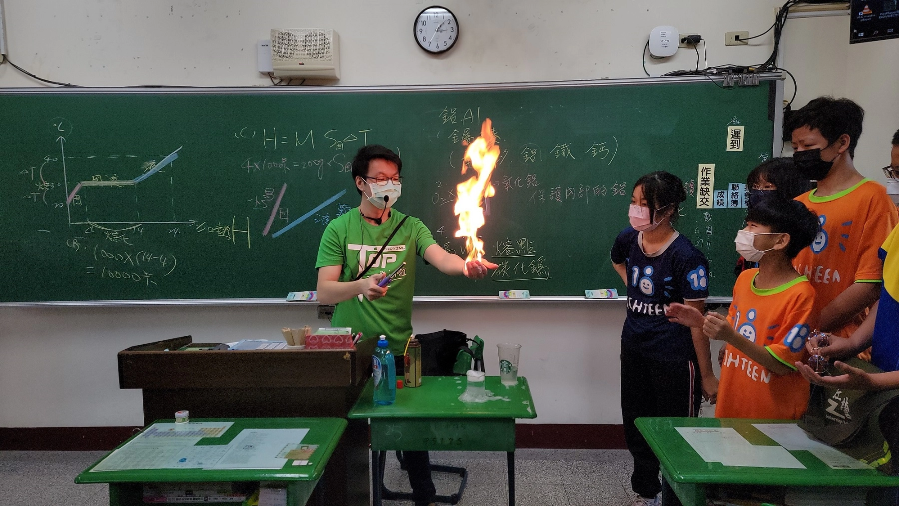 蘇宥誠老師在課堂中帶入趣味實驗「火雲掌」