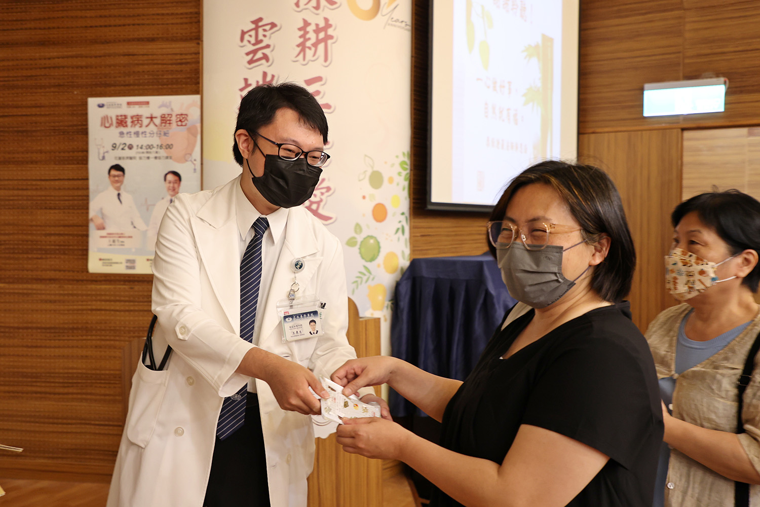 王惠生醫師致贈民眾「寬心養氣飲」。