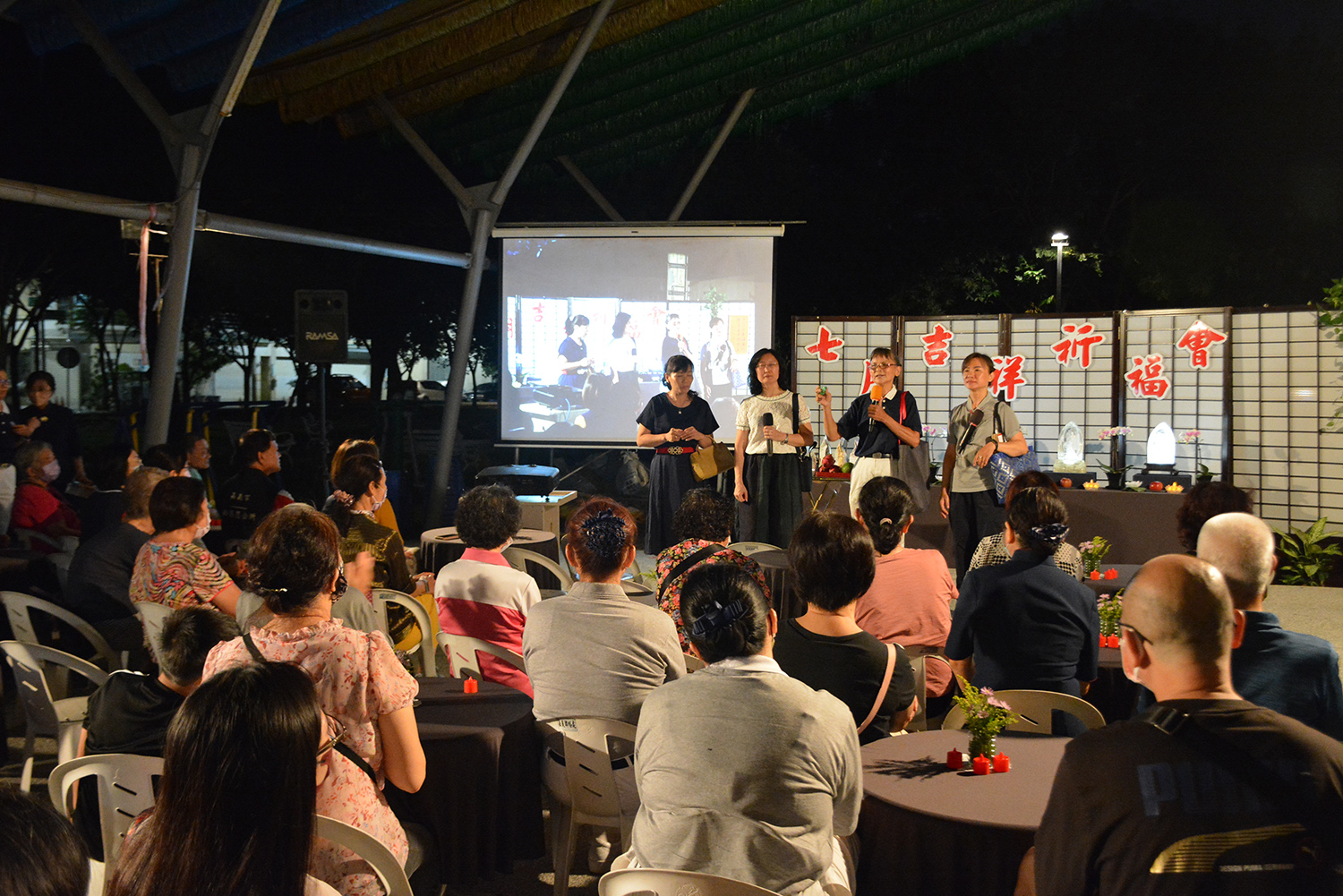 志工演出「環保護生愛大地」戲劇,讓大家提升環保意識,共同愛護地球。(江敏華)