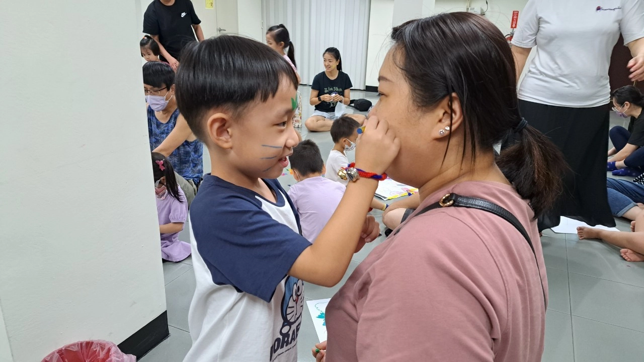 幼童和家長互動，親子關係更緊密。
