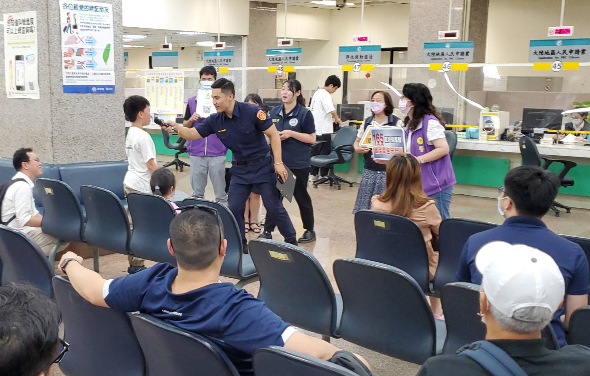 在場小朋友也熱情回應，習得反詐秘訣。