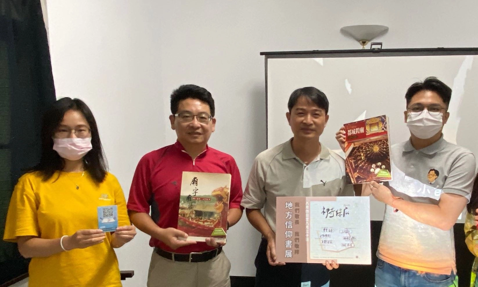  陳忠義(中)講師與國立新竹生活美學館葉于正館長(左2)及民眾合照