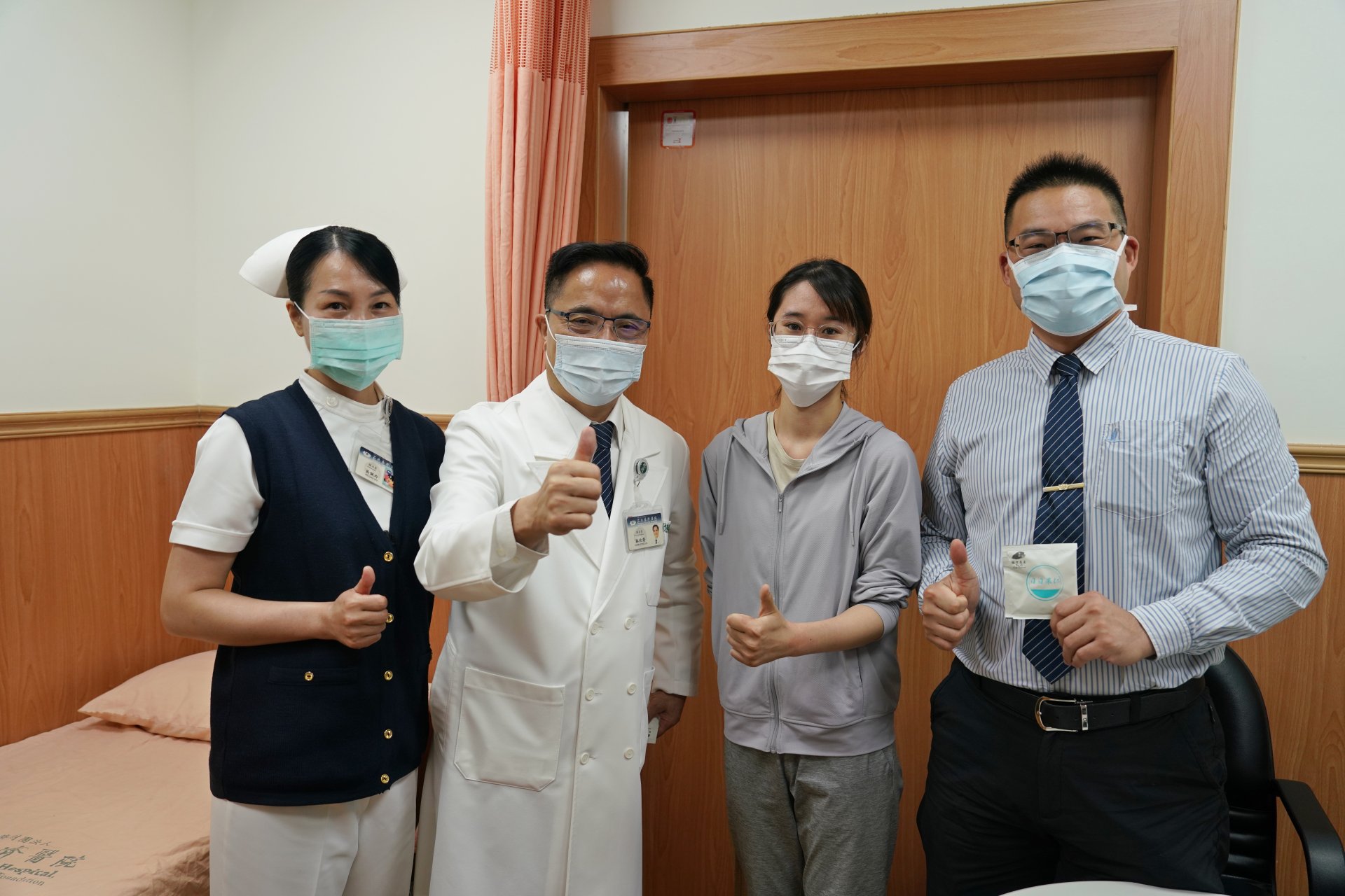 林院長(左二)感恩運動醫學中心主任劉冠麟醫師(右一)、吳佩玲護理師(左一),風雨無阻一起照護病人。