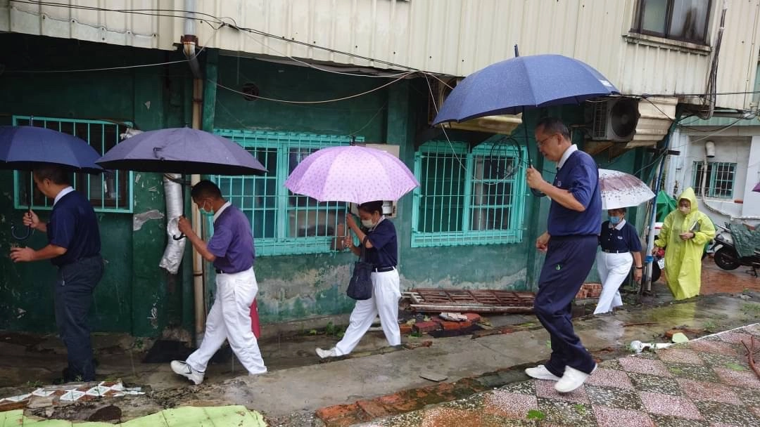 在安全為前提之下，慈濟志工風雨無阻，「慈濟一直都在」守護鄰里鄉親給予愛與關懷。