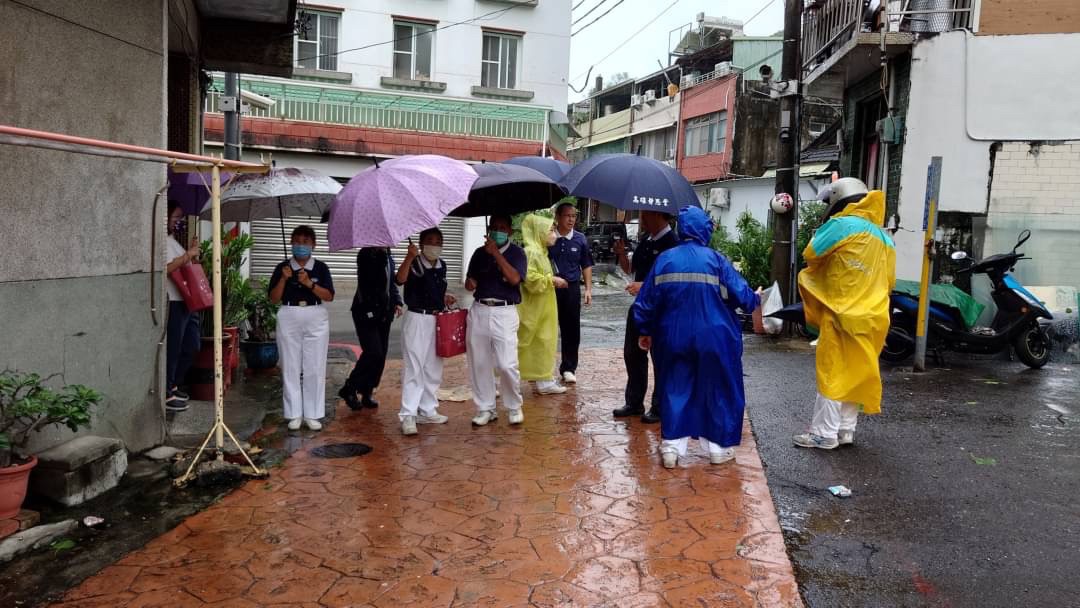 海葵颱風期間，高雄慈濟志工團隊連日來掌握颱風動向，接收各地社區志工回報的災情，並前往關懷民眾及警消人員。