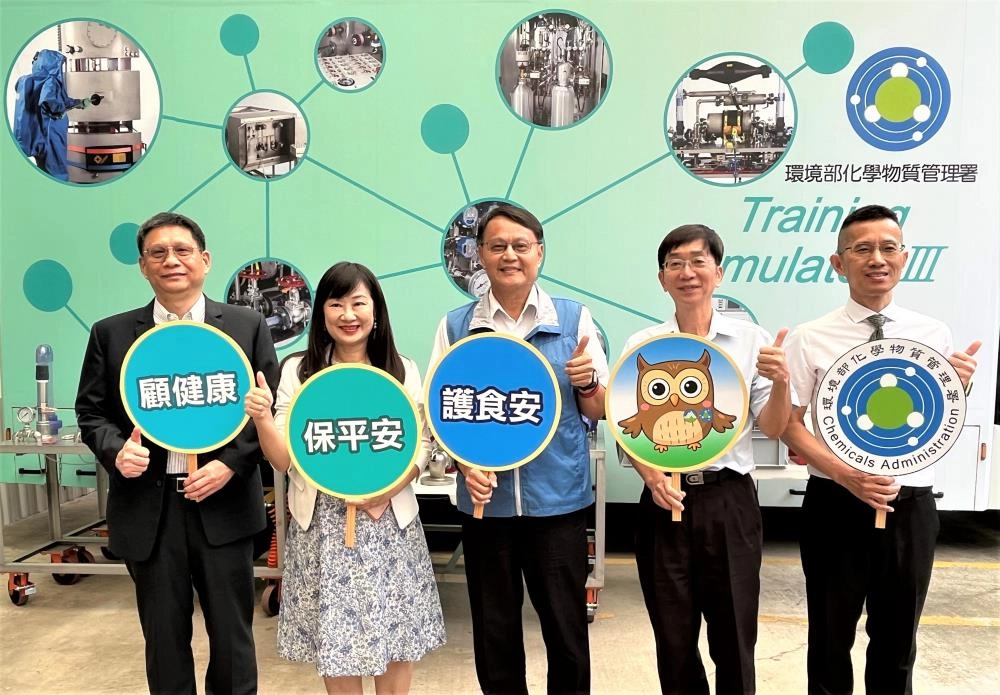 環境部化學署謝燕儒署長(中)、工研院鄭名山副所長(左1)與可視化仿真訓練模組合照。