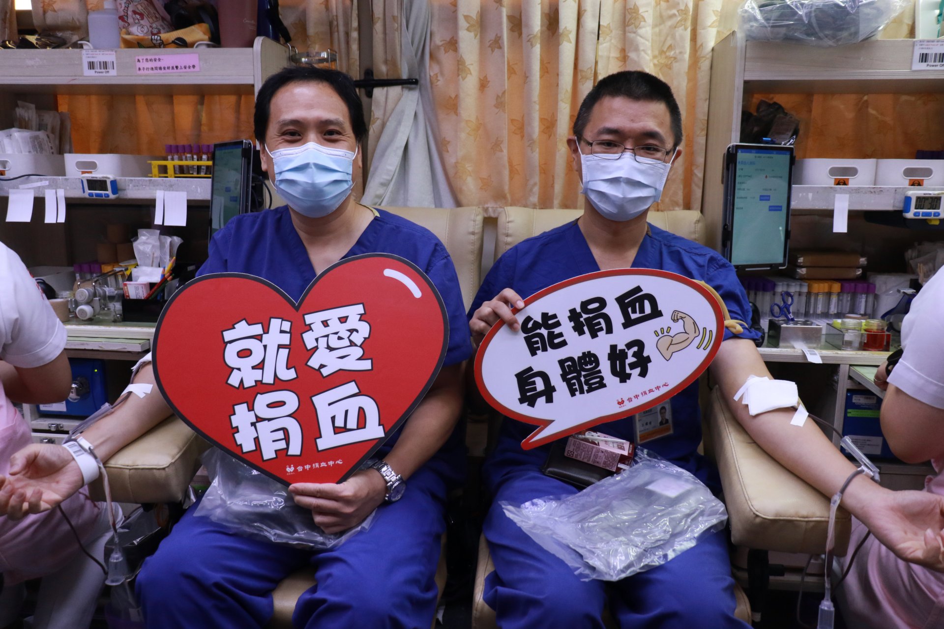 急診科副主任王耀健（右）靠食補成功捐血。
