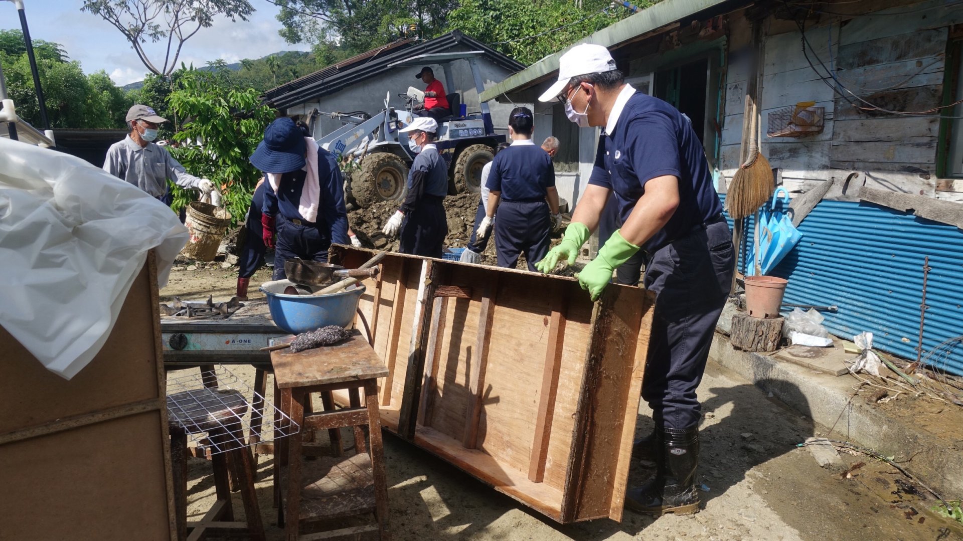 花蓮慈濟社工、志工共80多位9月6日前往壽豐鄉為受災的獨居鄉親清理家園。