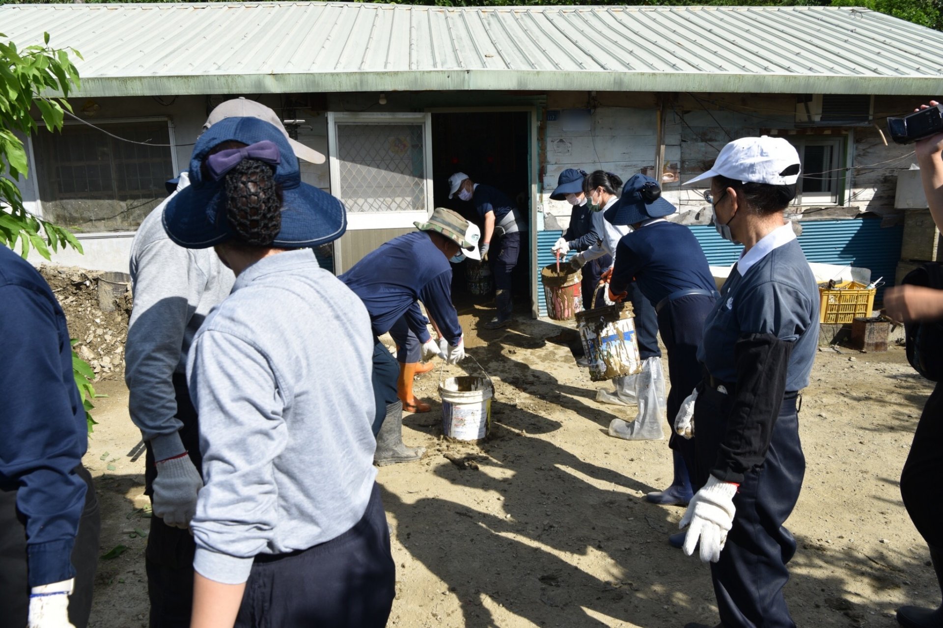 花蓮慈濟社工、志工共80多位9月6日前往壽豐鄉為受災的獨居鄉親清理家園，搭配壽豐鄉公所的機具作業，將屋內土石運出。