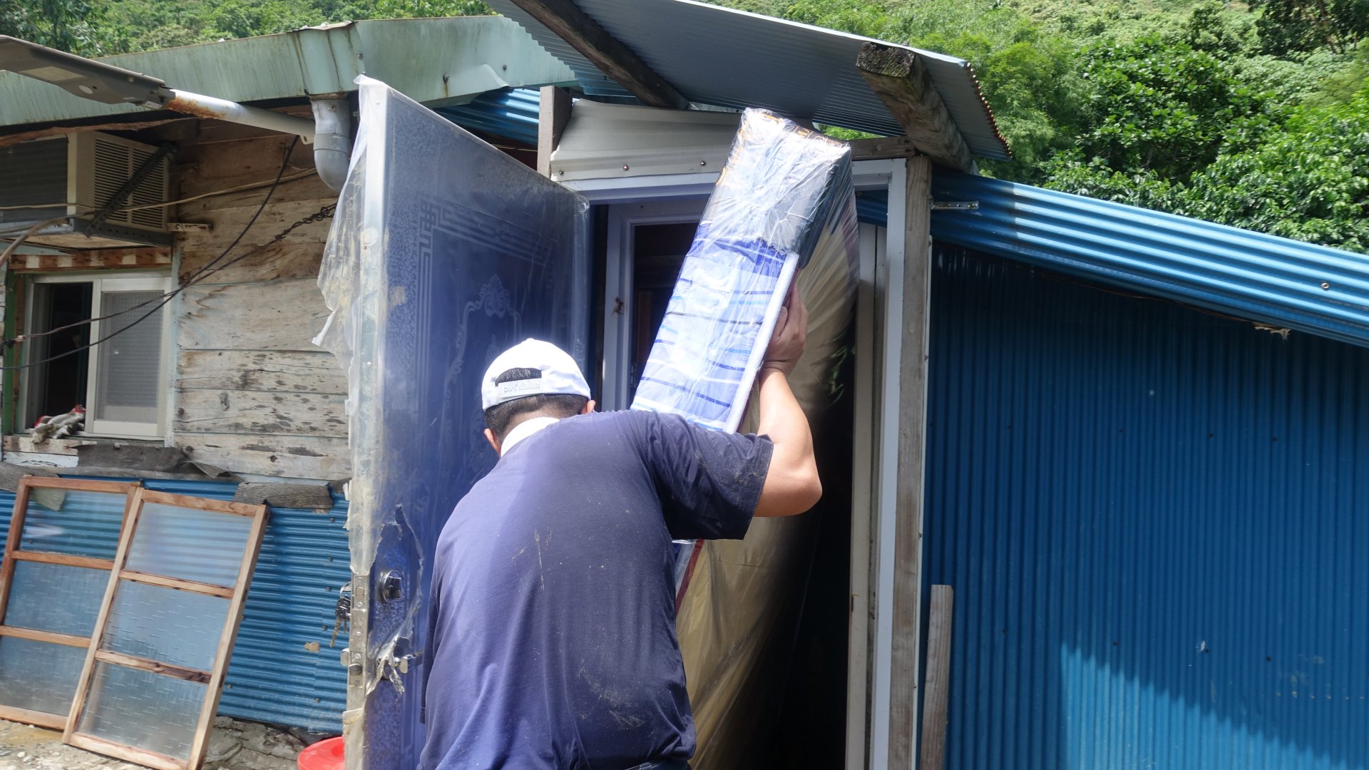 花蓮慈濟9月6日前往壽豐鄉為受災的獨居鄉親清理家園，打掃後準備全新床具、棉被、枕頭給住戶。