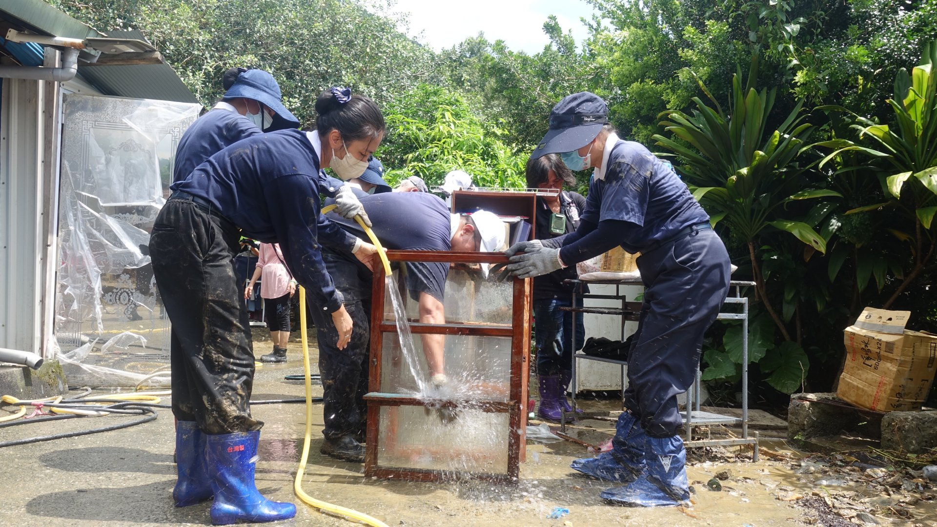 花蓮慈濟9月6日前往壽豐鄉為受災的獨居鄉親清理家園。