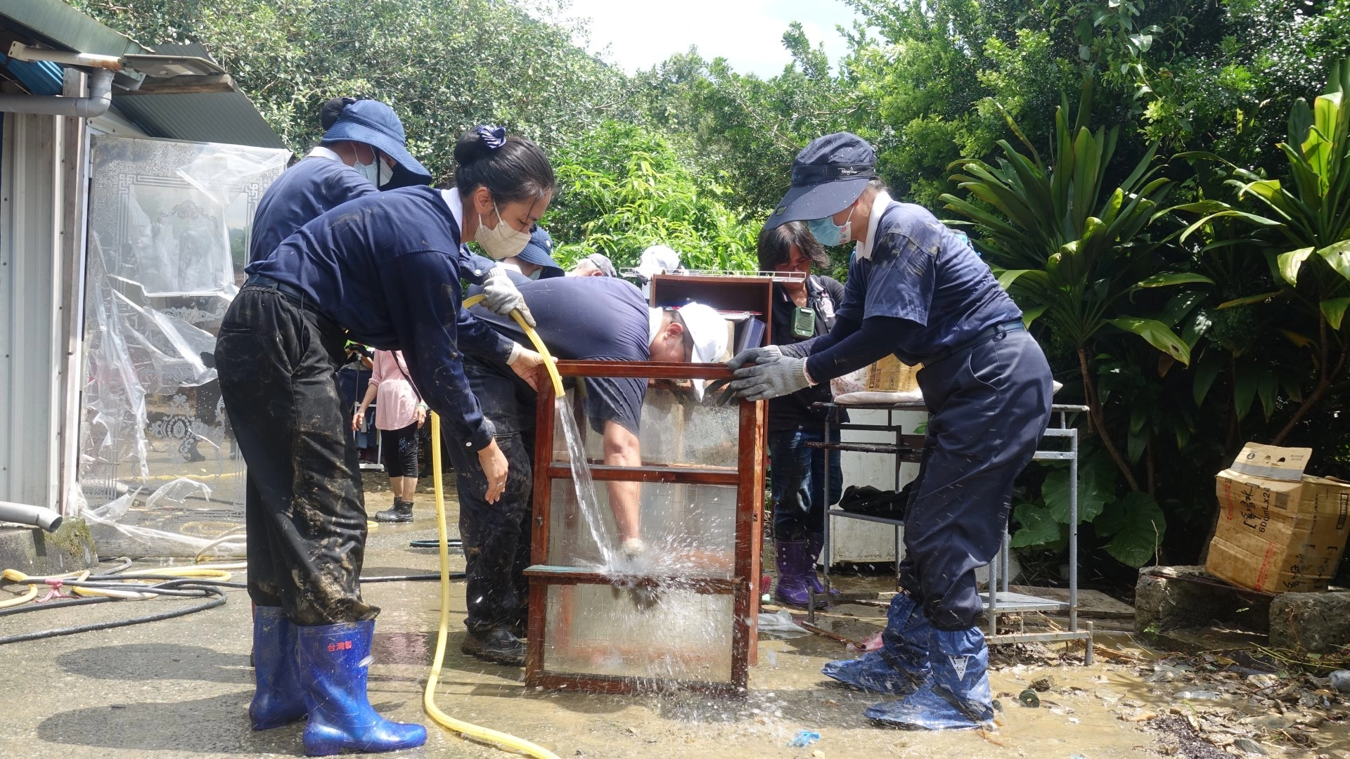 花蓮慈濟9月6日前往壽豐鄉為受災的獨居鄉親清理家園。