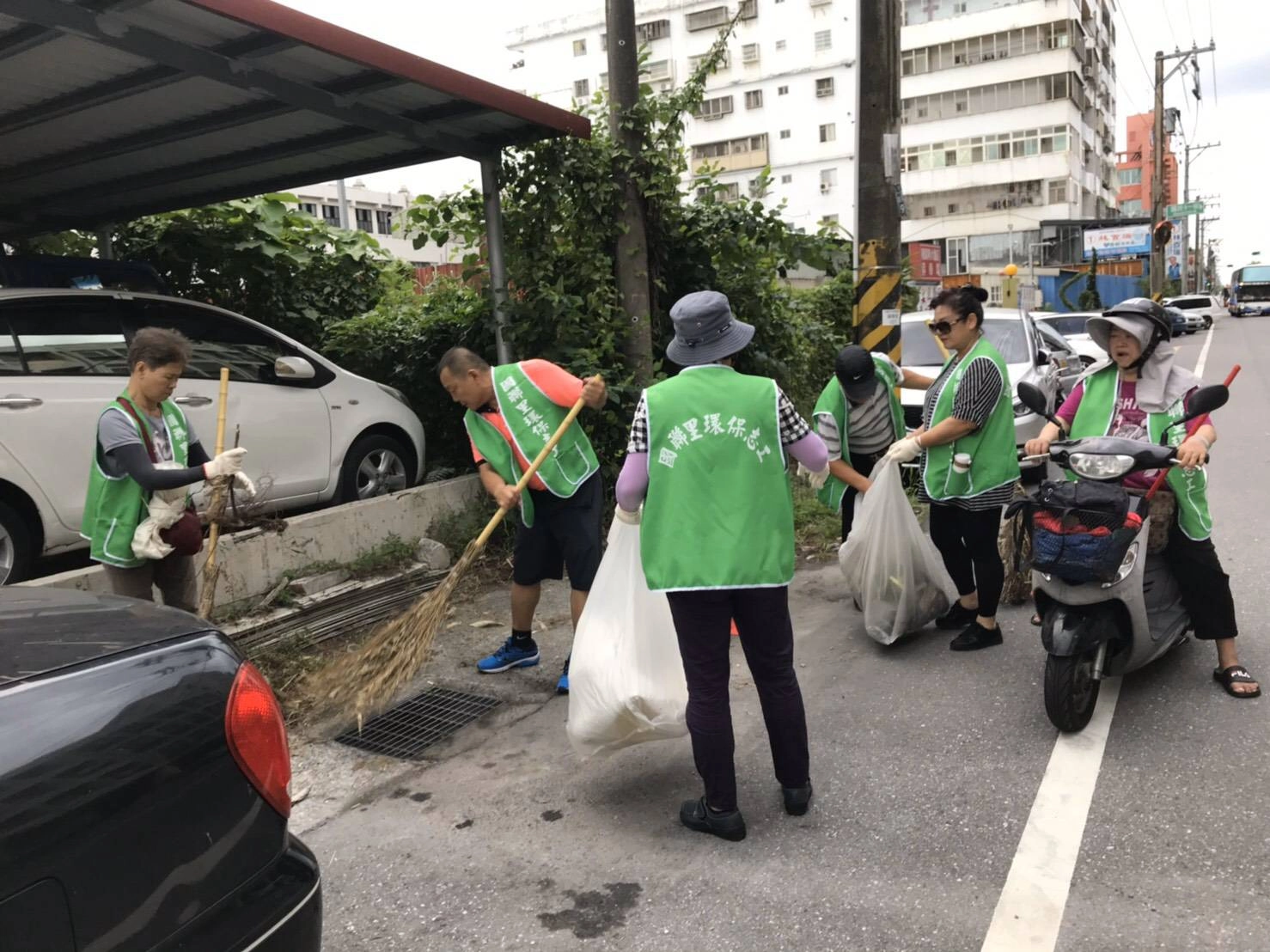 花蓮市國聯里環保志工隊清掃社區髒亂點