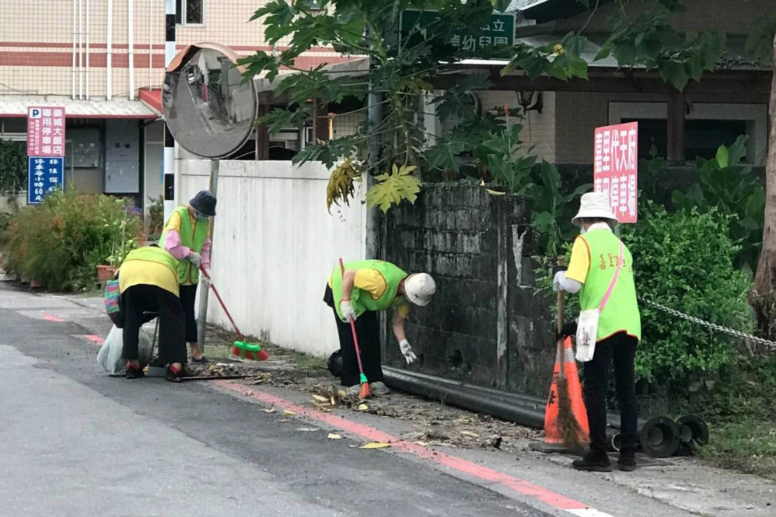 新城鄉嘉里社區環保志工協會志工清掃殘枝落葉