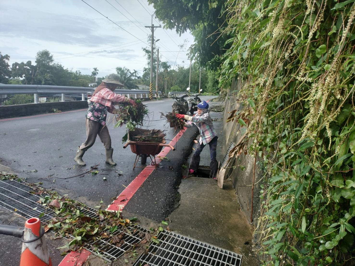瑞穗鄉舞鶴環保志工隊清除風災後殘枝落葉