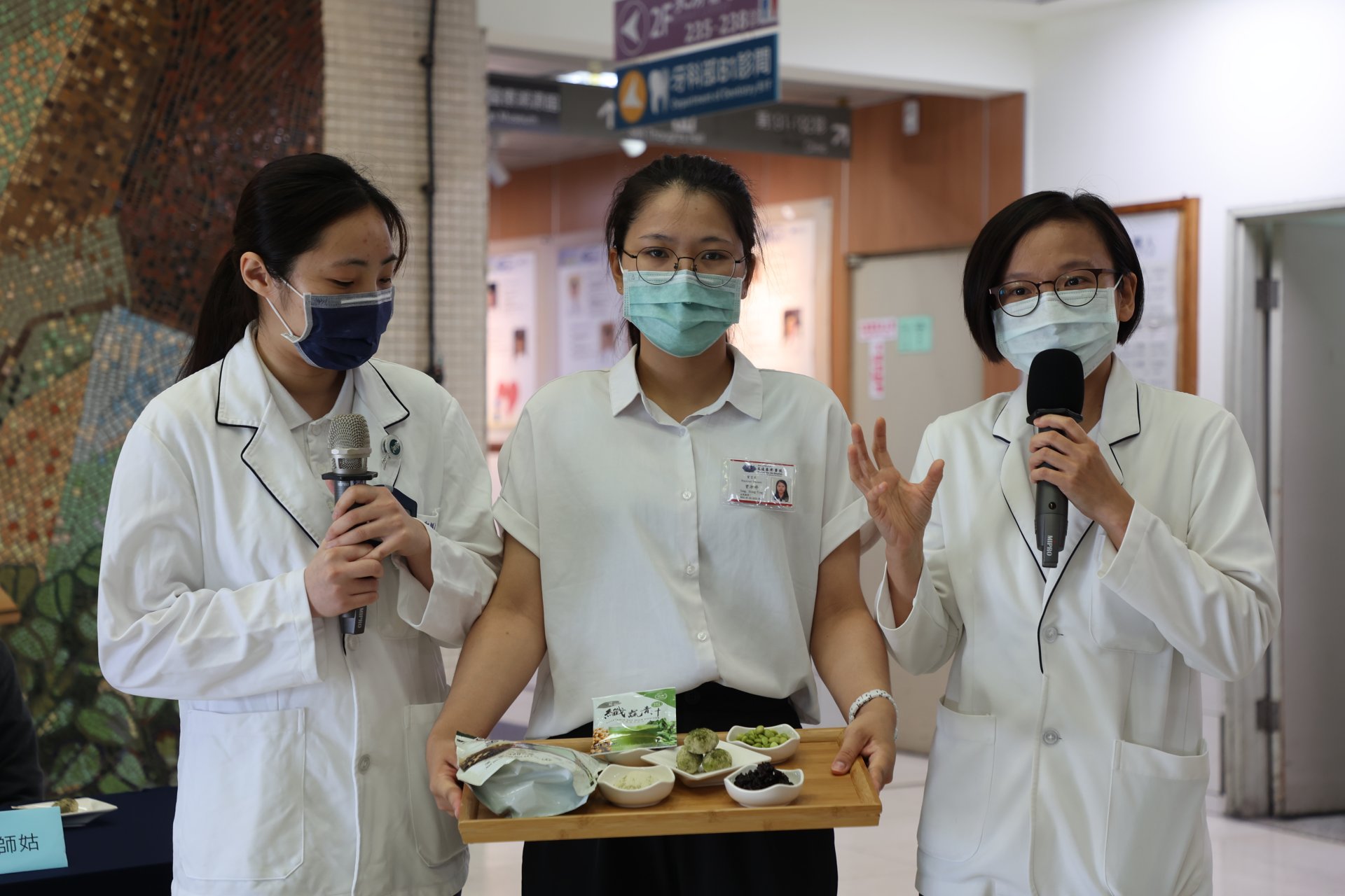 花蓮慈院蘇真瑩（右）、鄭穎倢(左)等營養科營養師團隊，當場展示美味食譜篇1介紹的保留原型食材的全植物點心「綠牡丹萩餅」