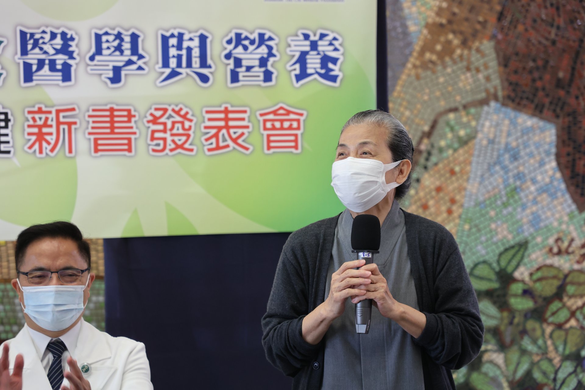茹素超過四十年，七十六歲常住志工顏靜曦分享，整天日行萬步也能維持好體力秘訣就是健康茹素，感恩羅副院長每週二分享素食健康知識。