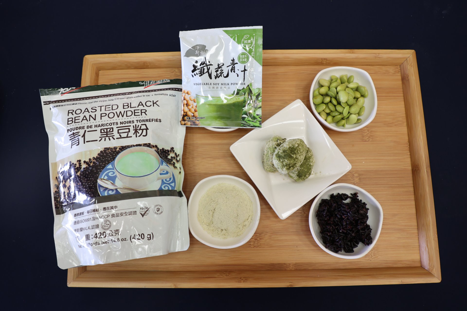 「綠牡丹萩餅」，以日本和菓子為創意靈感來源，改良紅龜粿，在七月感恩月可用來懷念祖先。