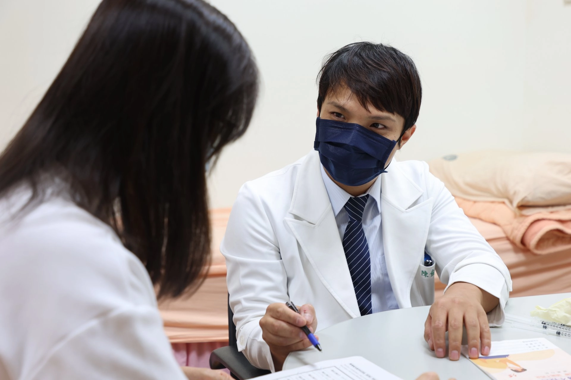陳俞名醫師表示，肉毒桿菌是使用歷史悠久的一種藥物，能應用在許多適應症，但較少民眾知道也能拿來治療難治型偏頭痛，例如慢性偏頭痛患者。