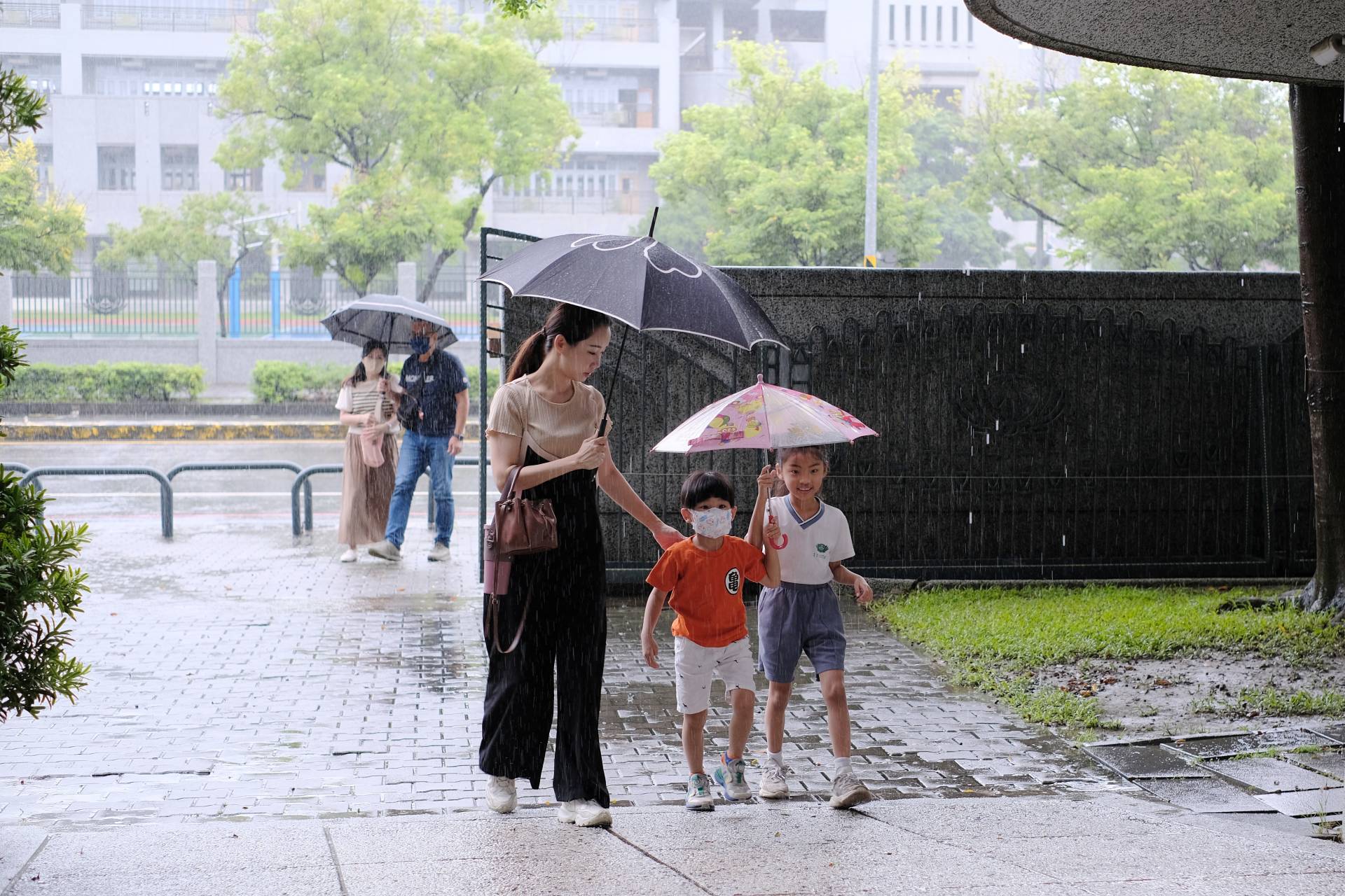 一早的大雨也阻擋不了熱情參與親師日的家長們！