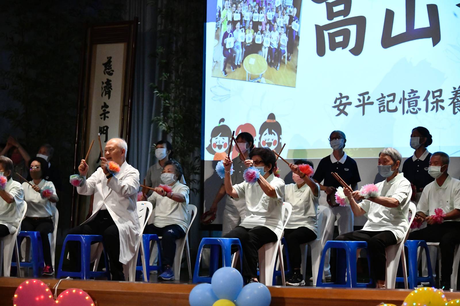 90歲張阿嬤(前排右一)與安平記憶保養班一起上臺表演