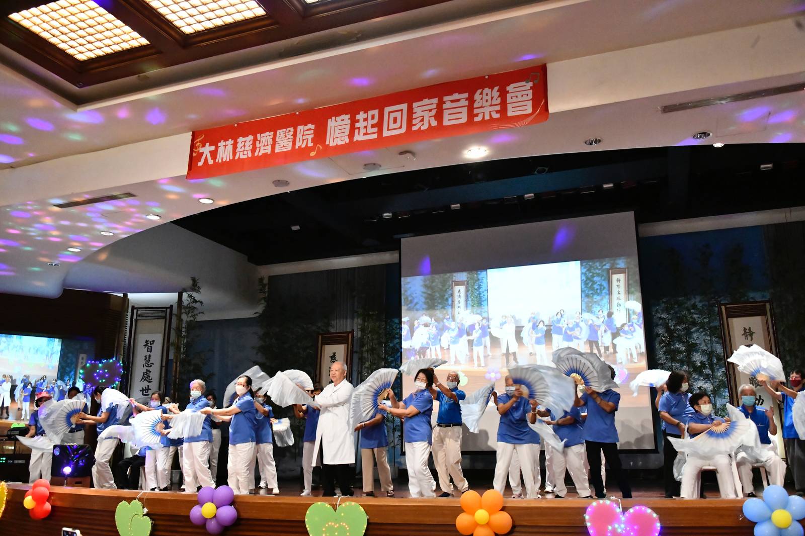 曹汶龍主任(中)與佳里記憶保養班一起表演望春風