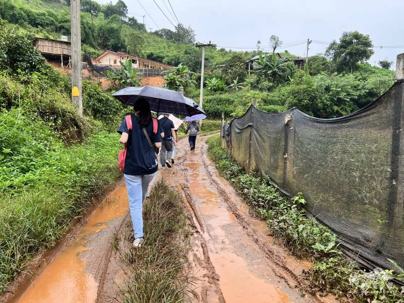 圖為團隊於雨天從邦谷信的學生家走回光復中學。