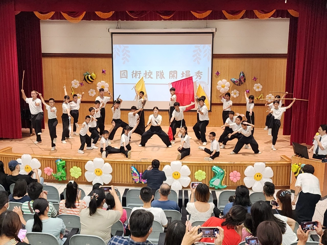 「五步拳、小虎燕、陰手棍、六合刀…」學校日就在國術校隊「武武生風」的精采演出中展開。