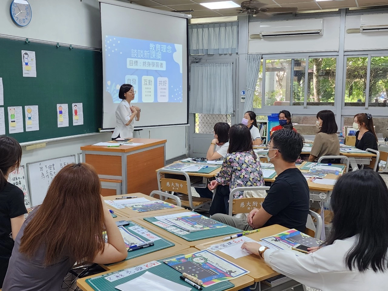 李桂枝老師讓家長體驗孩子日常小組合作學習時的風景。