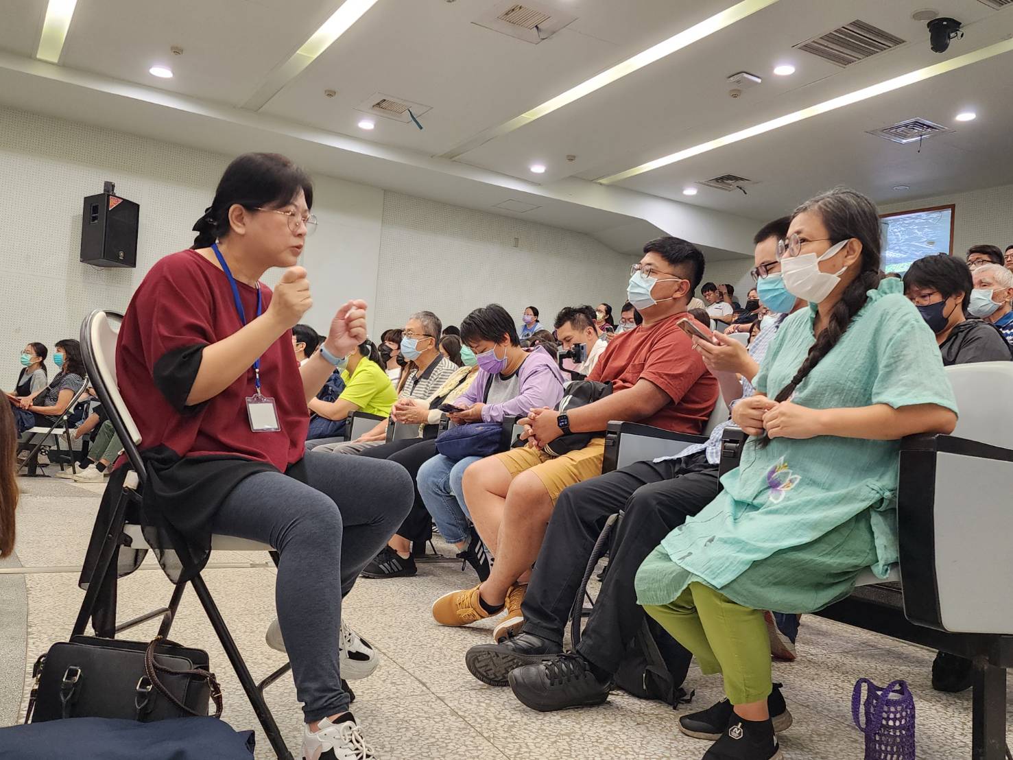 聽障家長特別申請了手語翻譯員協助，認真聽講。