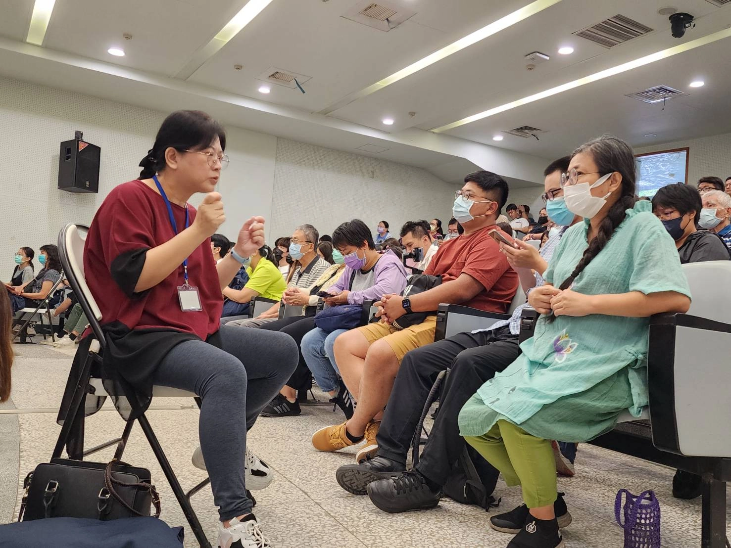 聽障家長特別申請了手語翻譯員協助，認真聽講。