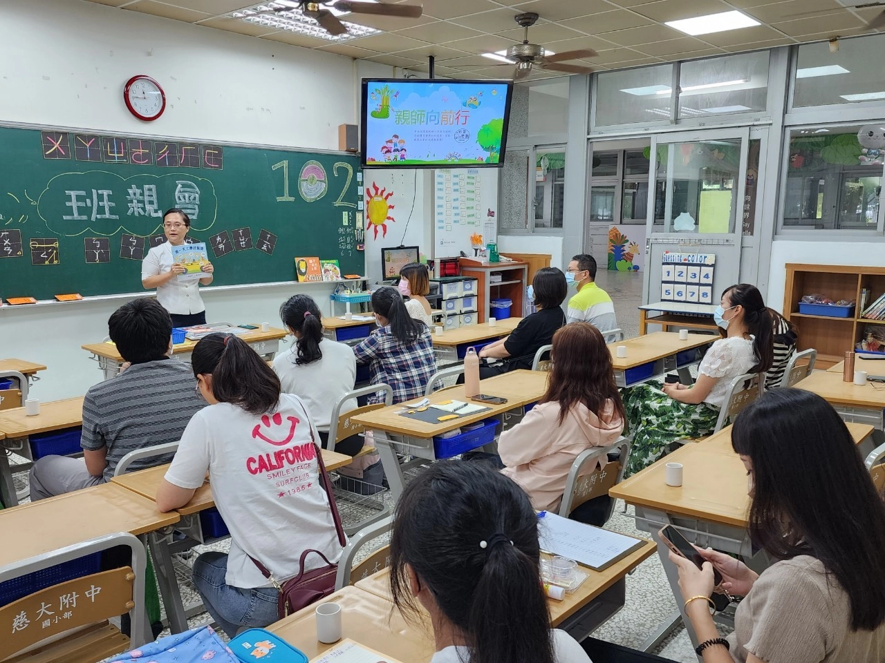 低年級何欣穎老師請家長一同重視、培養孩子的閱讀習慣。