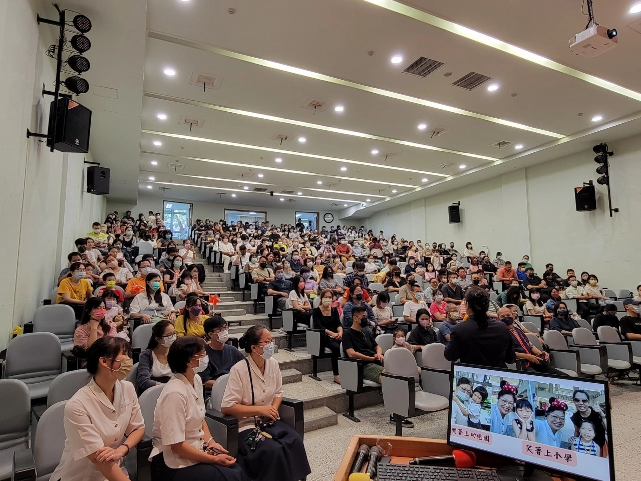 晴空萬里的假日，不到九點，慈大附小校園就迎來五百多位家長，還有家長許多在外面等候。