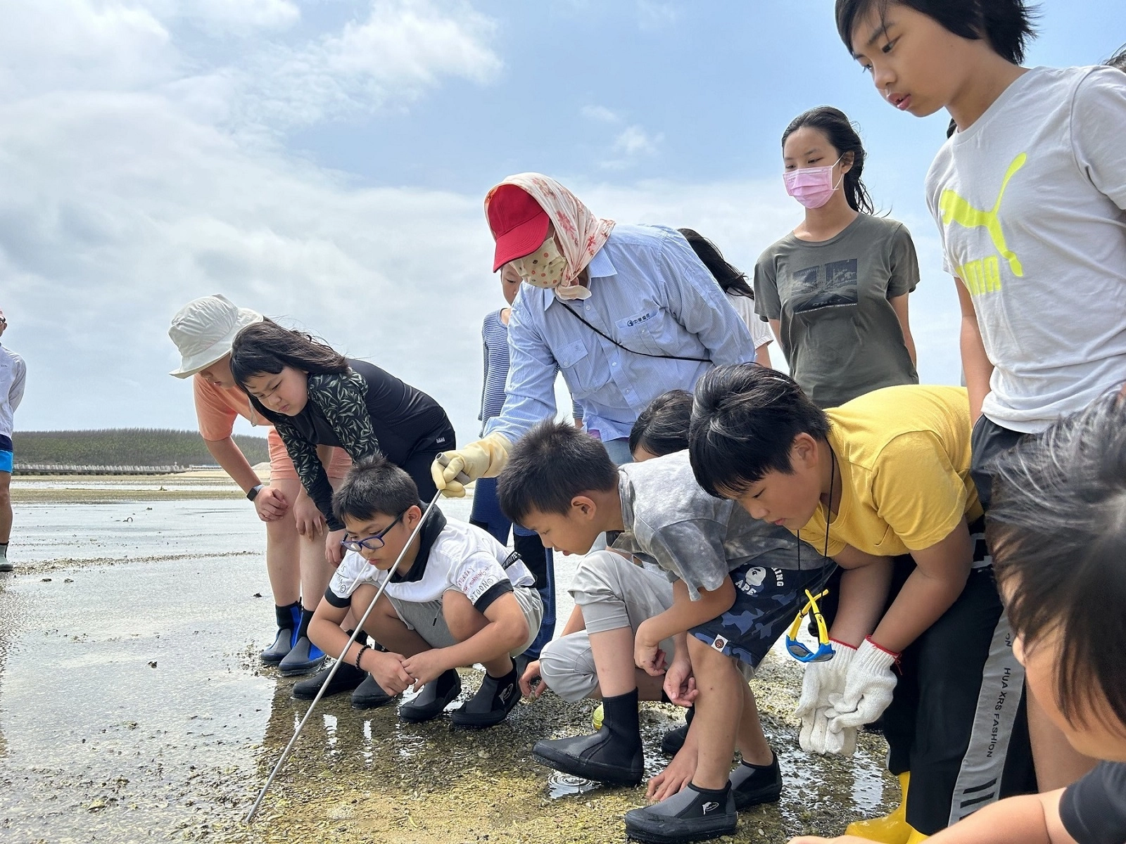 去（Khu）海女神龍團隊辦理文化教育體驗課，邀請學子跟著澎湖阿嬤到潮間帶採集殼仔。