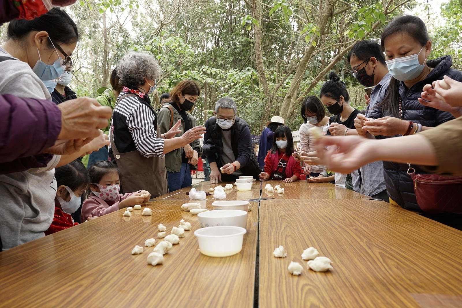 文化保溫瓶團隊辦理眷村飲食文化體驗活動，讓參與者透過製作空氣餅認識眷村菜。