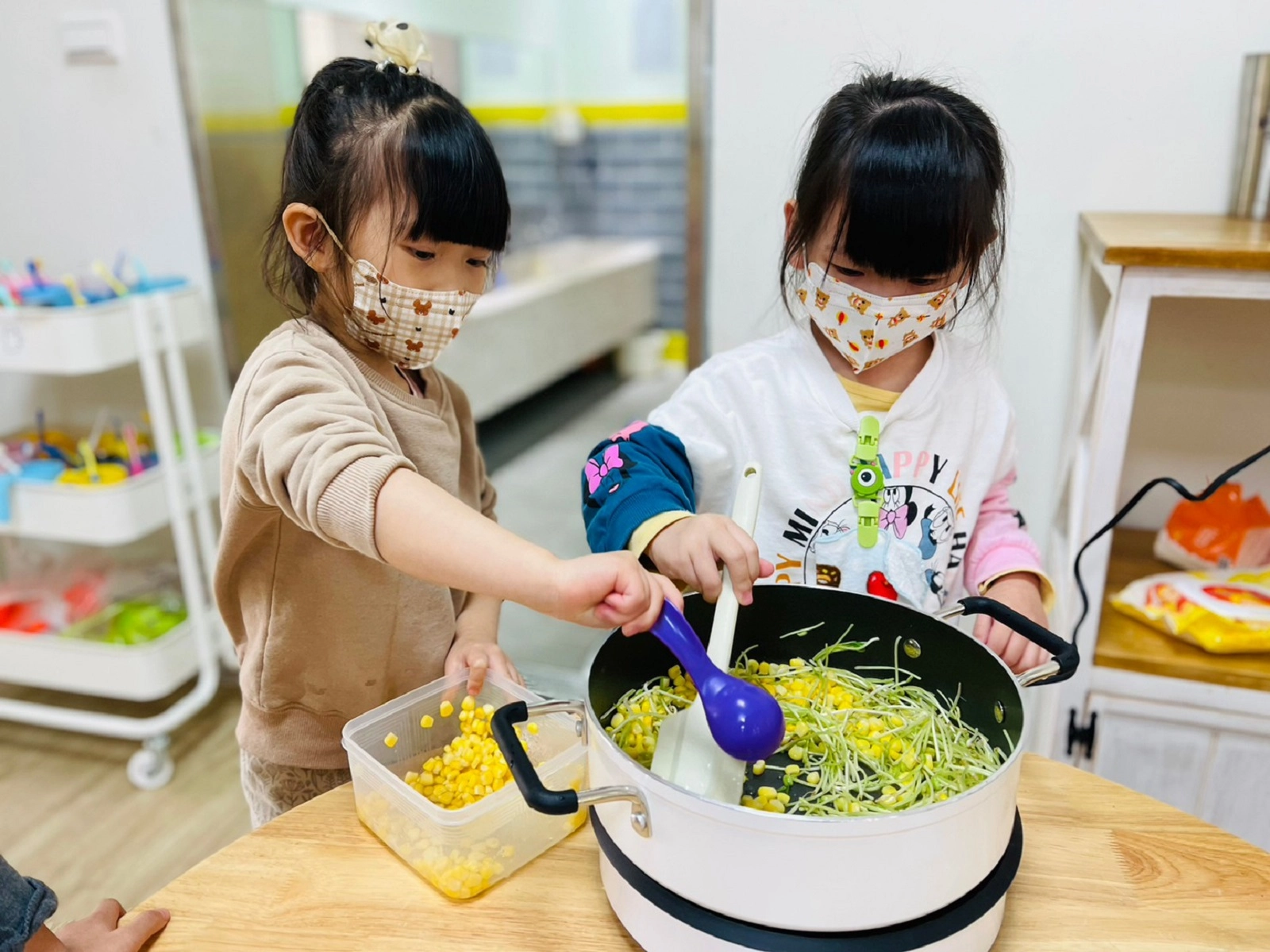 幼兒實際動手烹調玉米炒綠豆芽料理（桃園市大和非營利幼兒園提供）